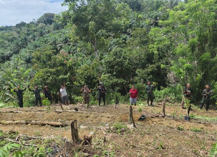 Photo of Satgas TMMD Ke-128 Kodim 1204/Sanggau Rampungkan Penanaman 1.000 Pohon di Desa Semayang