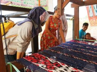 Senandung Awan Berarak: Erna Juwita Menjaga Warisan Tenun Melayu