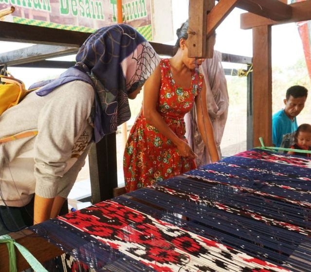 Senandung Awan Berarak: Erna Juwita Menjaga Warisan Tenun Melayu