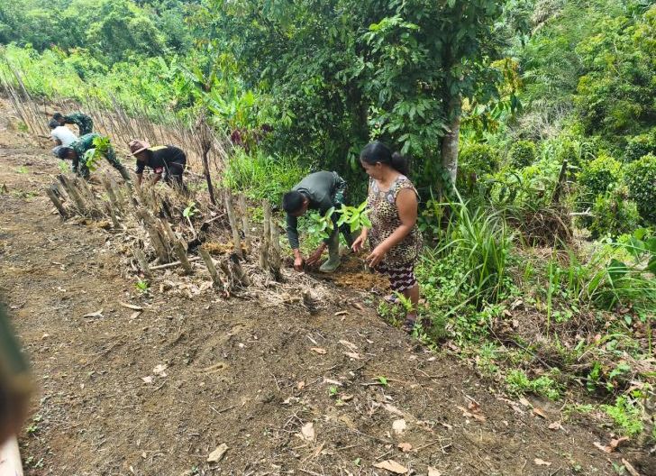 Photo of Kodim 1204/Sanggau Ajak Warga Peduli Lingkungan Lewat Penghijauan 