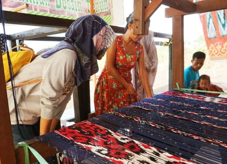 Photo of Senandung Awan Berarak: Erna Juwita Menjaga Warisan Tenun Melayu