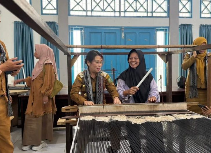 Photo of Buka Pelatihan Tenun, Wako Singkawang Dorong Peningkatan SDM Industri Kreatif dan Pelestarian Warisan Budaya