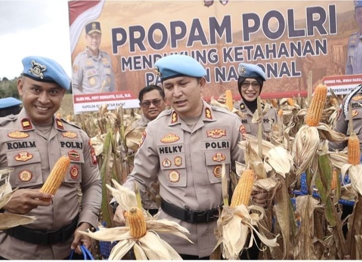 Photo of Bidpropam Polda Kalbar Bersama Polres Bengkayang Panen Raya Jagung