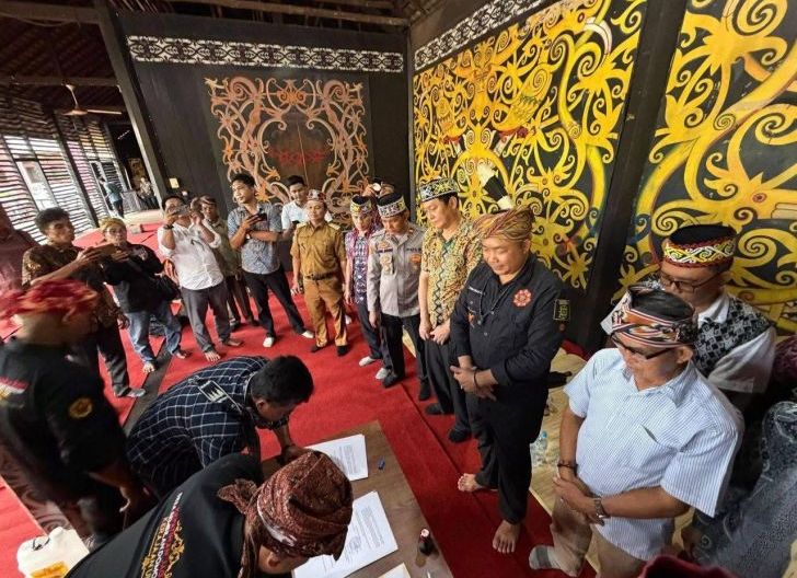 Photo of Di Tengah Konflik Jelai Hulu, Bupati Ketapang Hadir Menyatukan Masyarakat dan Perusahaan
