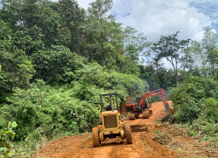 Photo of Alat Berat Dikerahkan untuk Percepatan Pengerjaan Jalan TMMD Ke-128 Kodim 1204/Sanggau
