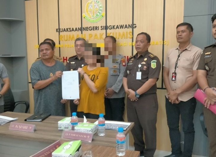 Photo of Kejari Singkawang Selesaikan Perkara Penggelapan Sepeda Motor Dengan RJ
