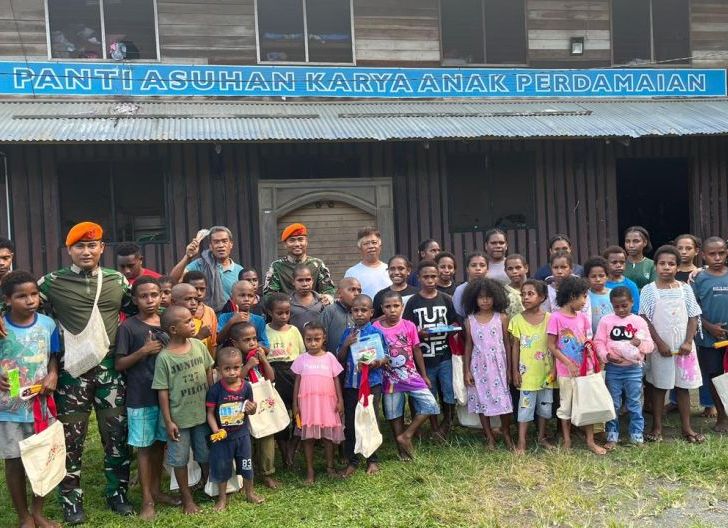 Photo of Penuh Senyum dan Harapan, Satgas Yon Parako 466 Pasgat Gelar Bakti Sosial di Panti Asuhan Karya Anak Perdamaian