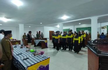 Suhadi SW Lantik Safrudin Asra menjadi Ketua Pengcab PDBI Kabupaten Mempawah 