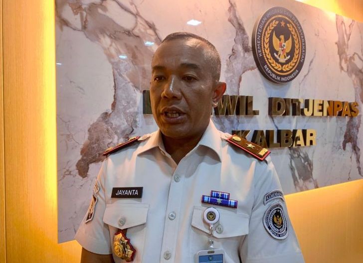 Photo of Kakanwil Ditjenpas Kalbar Tegas Ancam PTDH Oknum Pegawai Nakal
