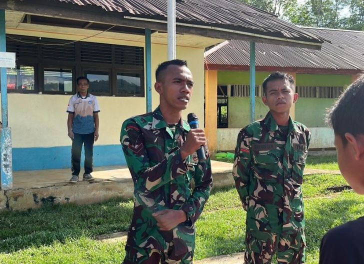 Photo of Siswa SMPN 5 Semayang Belajar PBB Bersama Personel TNI 