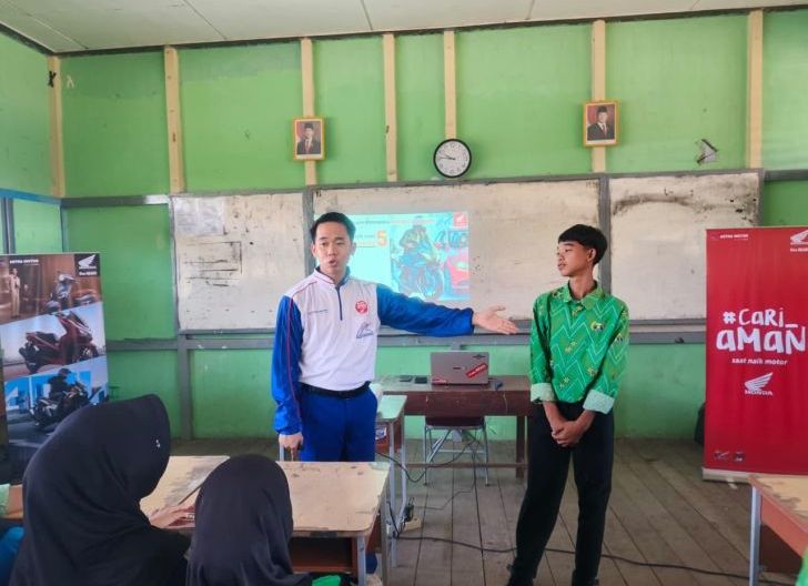 Photo of Edukasi Safety Riding Astra Motor Kalbar Tanamkan Budaya Cari aman di SMPN 1 Sungai Kakap 