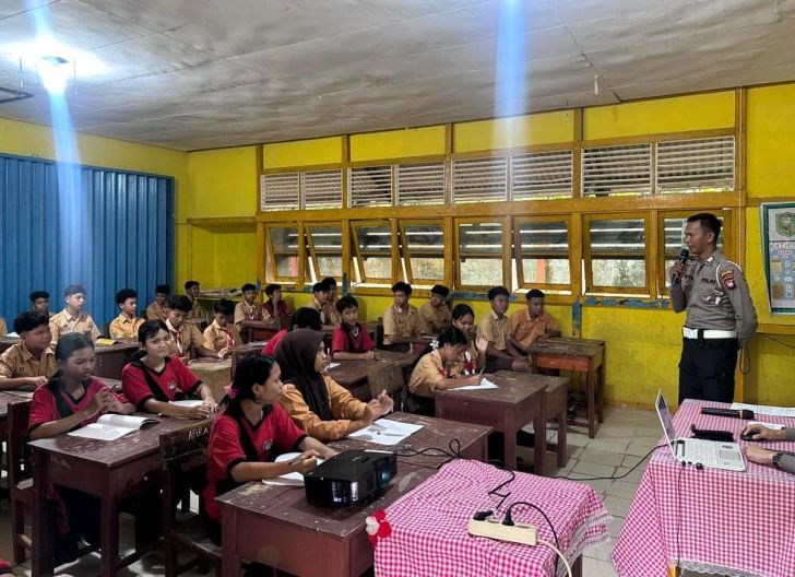 Photo of SatLantas Polres Sanggau Tanamkan Budaya Tertib Lalu Lintas Lewat Program Police Go To School