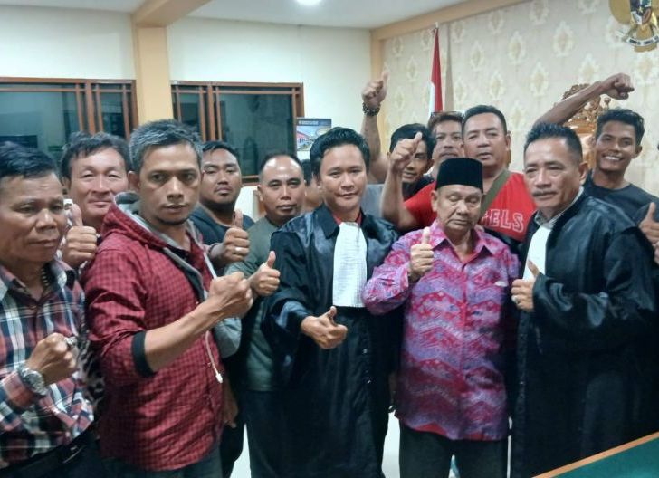 Photo of Ketua KPSA Divonis Lepas dalam Kasus Dugaan Pemalsuan Surat, Langsung Bebas dari Rutan Mempawah