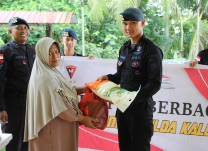 Photo of Tebar Kepedulian Lewat Program Jum’at Berbagi, Satbrimob Polda Kalbar Sasar Sejumlah Wilayah