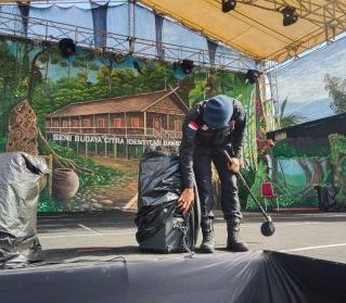 Satbrimob Polda Kalbar Sterilisasi Rumah Radakng Jelang Malam Puncak PGD Kalbar ke-40