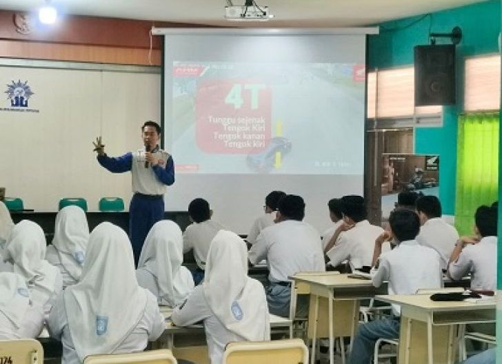 Photo of Kampanye Cari_aman Hadir di SMPN 1 Sungai Kakap Lewat Edukasi Safety Riding 