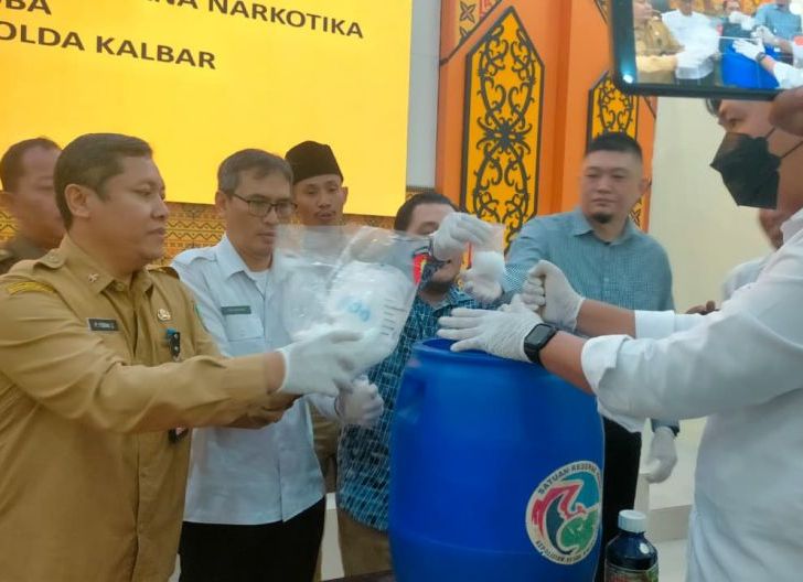 Photo of Satresnarkoba Polres Singkawang Musnahkan 1,4 Kg Sabu