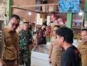 Pasi Log Kodim 1210/Landak Turun Langsung Pantau Harga Sembako di Pasar Rakyat Ngabang