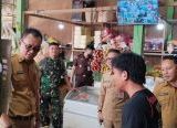 Photo of Pasi Log Kodim 1210/Landak Turun Langsung Pantau Harga Sembako di Pasar Rakyat Ngabang