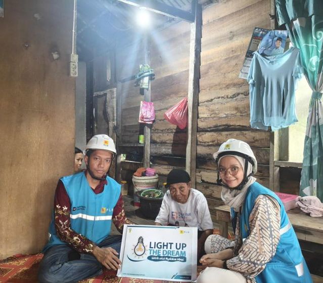 PLN Hadirkan Cahaya dan Harapan Rumah Ibu Mastur di Sambas