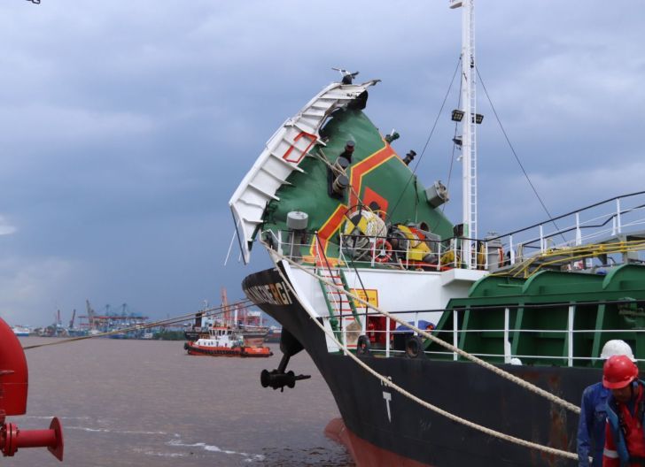 Photo of Pertamina Gerak Cepat Tangani Insiden Kapal Pengangkut BBM di IT Pontianak