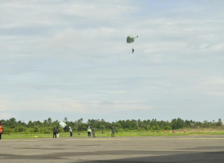 Photo of Prajurit Yon Parako 466 & Arhanud 15 Pasgat Gelar Latihan Terjun Freefall di Bandara Supadio