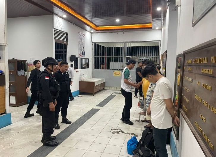 Photo of Satbrimob Polda Kalbar Kawal Pemindahan WBP ke Singkawang dan Landak, Pastikan Berjalan Aman dan Lancar