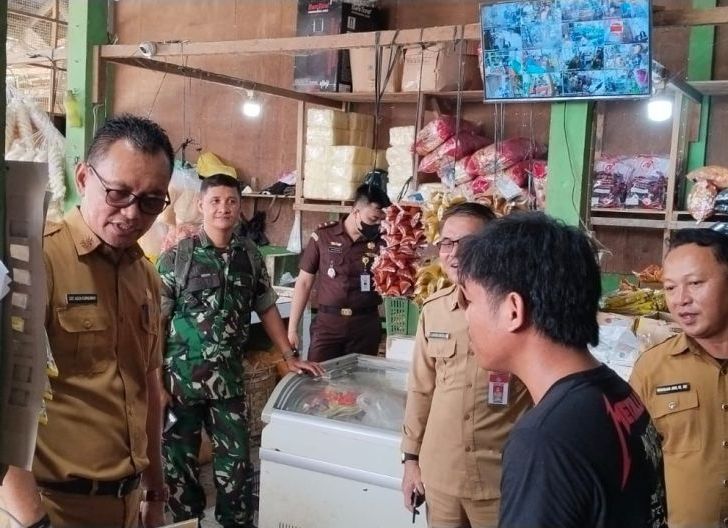 Photo of Pasi Log Kodim 1210/Landak Turun Langsung Pantau Harga Sembako di Pasar Rakyat Ngabang