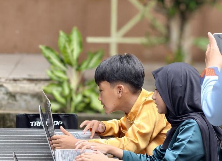 Photo of PLN Peduli Hadirkan Cahaya Literasi dari Kota hingga Pelosok: GLIMOLING Jadi Motor Penggerak Pendidikan Digital Kalbar