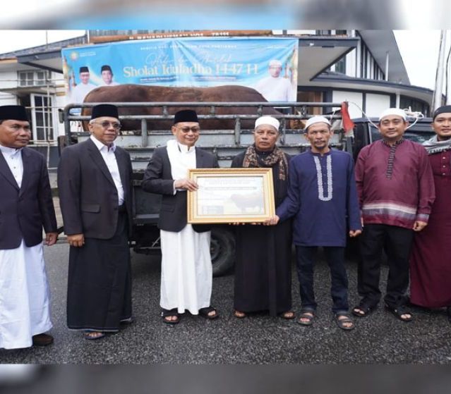 Iduladha Momentum Meneguhkan Ketakwaan dan Kepedulian Sosial, Wako Pontianak Serahkan Sapi Kurban Bantuan Presiden Prabowo