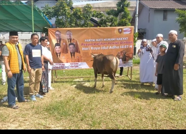 Photo of Hanura Singkawang Sumbang Dua Ekor Hewan Kurban ke Pesantren Makarim El Akhlak