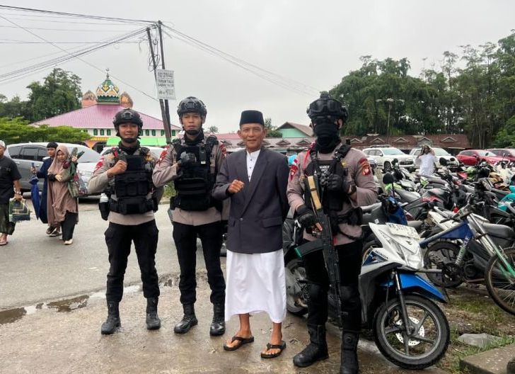 Photo of Satbrimob Polda Kalbar Patroli Pengamanan Sholat Idul Adha di Sejumlah Lokasi di Kabupaten Sintang