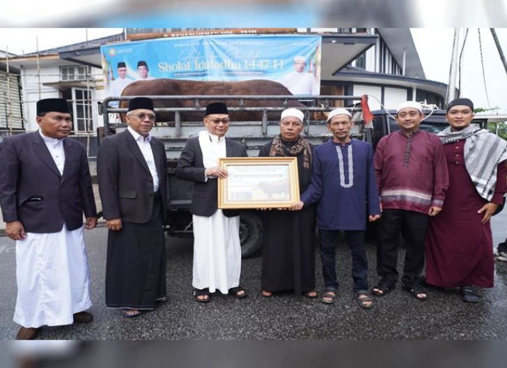 Photo of Iduladha Momentum Meneguhkan Ketakwaan dan Kepedulian Sosial, Wako Pontianak Serahkan Sapi Kurban Bantuan Presiden Prabowo