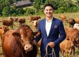 Photo of Aksi Nyata Sang Legislator Muda, Gulam Mohamad Sharon Sebar Sapi Limosin & 25 Sapi Qurban di Kalimantan Barat