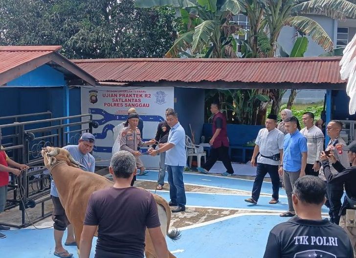 Photo of Polres Sanggau Gelar Penyembelihan Hewan Kurban, Perkuat Nilai Kebersamaan dan Pengabdian