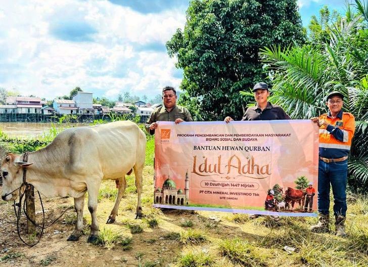Photo of Maknai Idul Adha, CMI Bagikan Hewan Kurban ke Masyarakat Sekitar Area Operasi