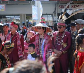 Paguyuban Etnis Singkawang Ikut Meriahkan Karnaval Gawe Dayak Naik Dango XXVI