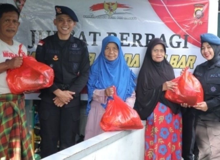 Photo of Satbrimob Polda Kalbar Rutin Tebar Kepedulian Lewat Program Jumat Berbagi
