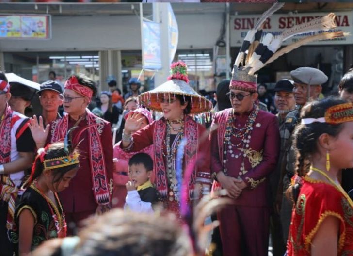 Photo of Paguyuban Etnis Singkawang Ikut Meriahkan Karnaval Gawe Dayak Naik Dango XXVI