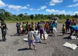 Photo of Kemanunggalan TNI-Rakyat: Satgas Yon Parako 466 Pasgat Bantu Distribusi Beras Melalui Jalur Udara di Papua