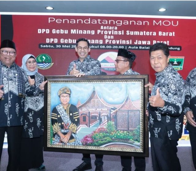 Disambut Tradisi Minangkabau, OSO Kukuhkan Pengurus Gebu Minang Jabar