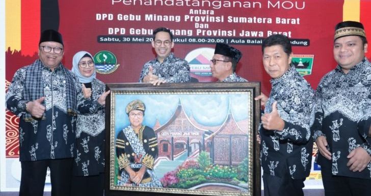 Disambut Tradisi Minangkabau, OSO Kukuhkan Pengurus Gebu Minang Jabar