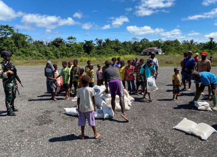 Photo of Kemanunggalan TNI-Rakyat: Satgas Yon Parako 466 Pasgat Bantu Distribusi Beras Melalui Jalur Udara di Papua