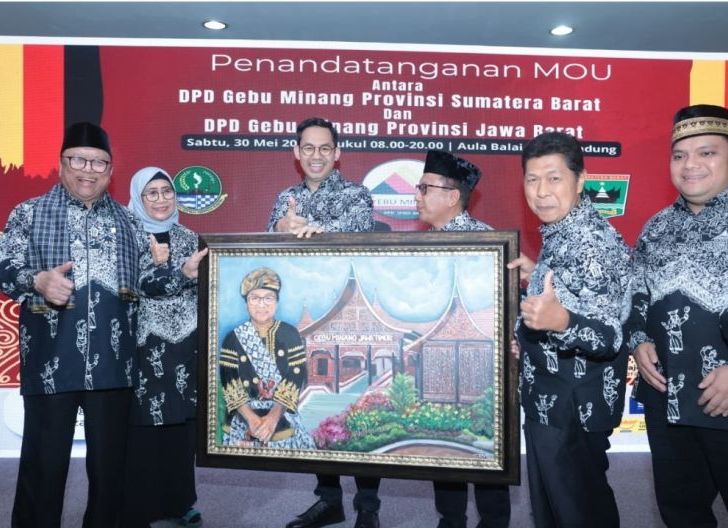 Photo of Disambut Tradisi Minangkabau, OSO Kukuhkan Pengurus Gebu Minang Jabar