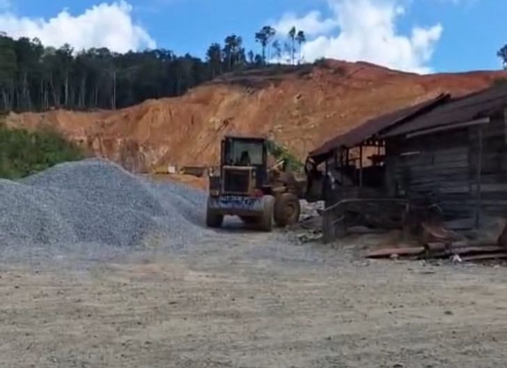 Photo of Aktifitas Tambang Batu Belah di Sanggau Diduga Ilegal, Herman Hofi Desak APH Tindak Tegas