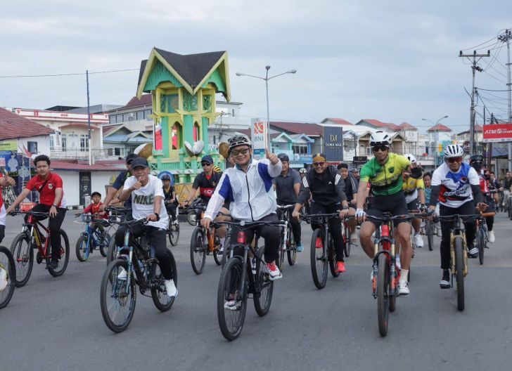 Photo of Bupati Ketapang Hadiri Anniversary Ke-1 KSK Reborn, Ratusan Masyarakat Ramaikan Fun Bike