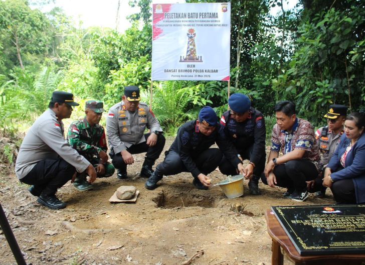 Photo of Peletakan Batu Pertama Monumen Perjuangan di Kapuas Hulu, Satbrimob Polda Kalbar Kenang Jasa Pahlawan Perbatasan