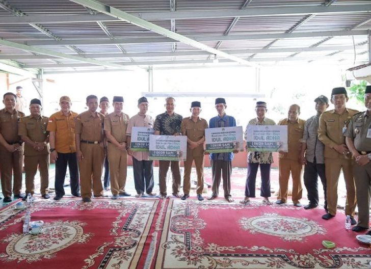 Photo of Pemkab Ketapang Salurkan Bantuan Hewan Kurban