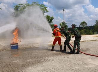 Prajurit Yonif TP 833/BD Asah Kesiapsiagaan Hadapi Bencana Kebakaran