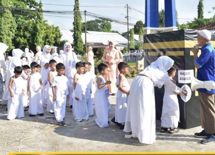 Photo of Belajar Haji Sejak Dini, Siswa TK Angkasa Lanud Supadio Ikuti Manasik Haji